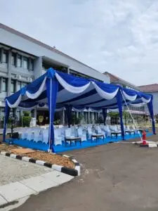 Tenda biru putih di area luar ruang
