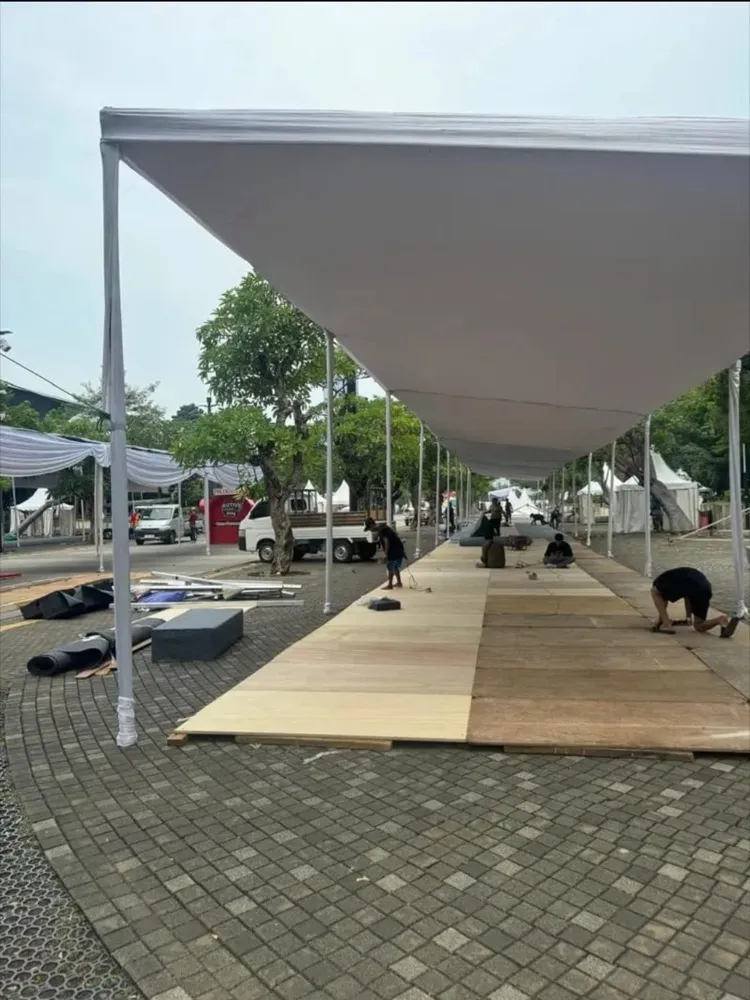 Kanopi putih di atas jalur flooring kayu