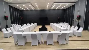 Susunan meja konferensi berbentuk U