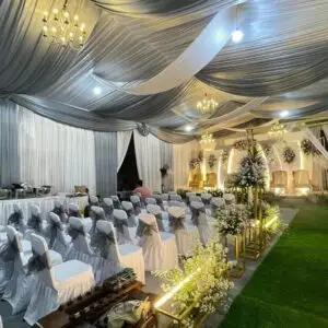 Tenda pernikahan dengan dekorasi abu-abu putih