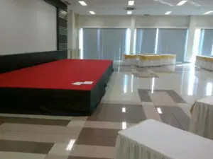 Panggung acara di dalam ruangan