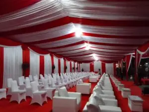 Tenda merah putih dengan susunan kursi